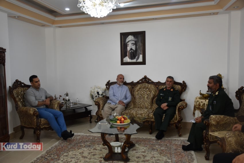 دیدار فرمانده سپاه بیت المقدس کردستان با خانواده ۳ شهید والا مقام کردستانی + عکس