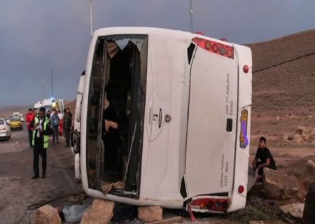 واژگونی اتوبوس تهران – سنندج در جاده دهگلان؛ چند نفر مصدوم شدند