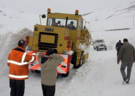 اختصاص تعدادی از راهدارخانه‌ها به محل اسکان در راه ماندگان/ ۶۶ خودرو گرفتار در برف رهاسازی شدند