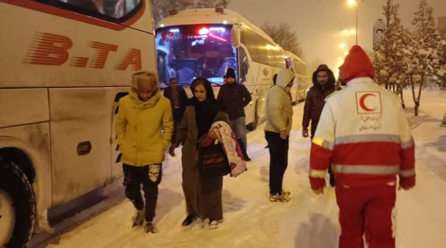 هلال احمر کردستان به بیش از هزار گرفتار در برف امدادرسانی کرد