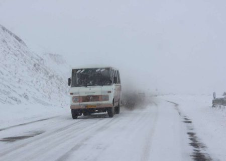 تردد در محورهای کردستان روان و جاده‌ها لغزنده است