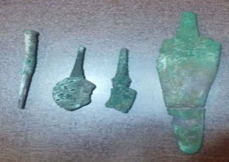 کشف اشیای تاریخی ۴ هزار ساله از یک خودروی شخصی در سنندج