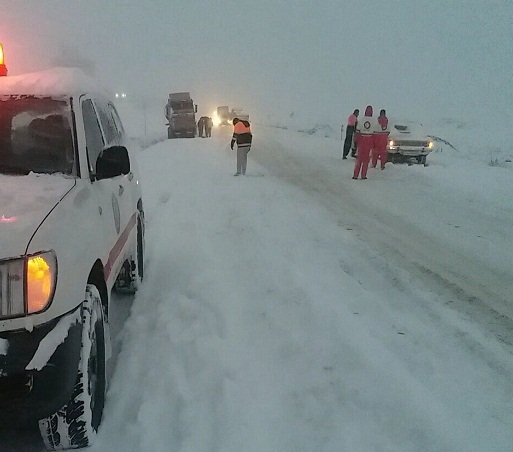 هلال احمر کردستان ۲۶۳ خودرو گرفتار در برف را رهاسازی کرد