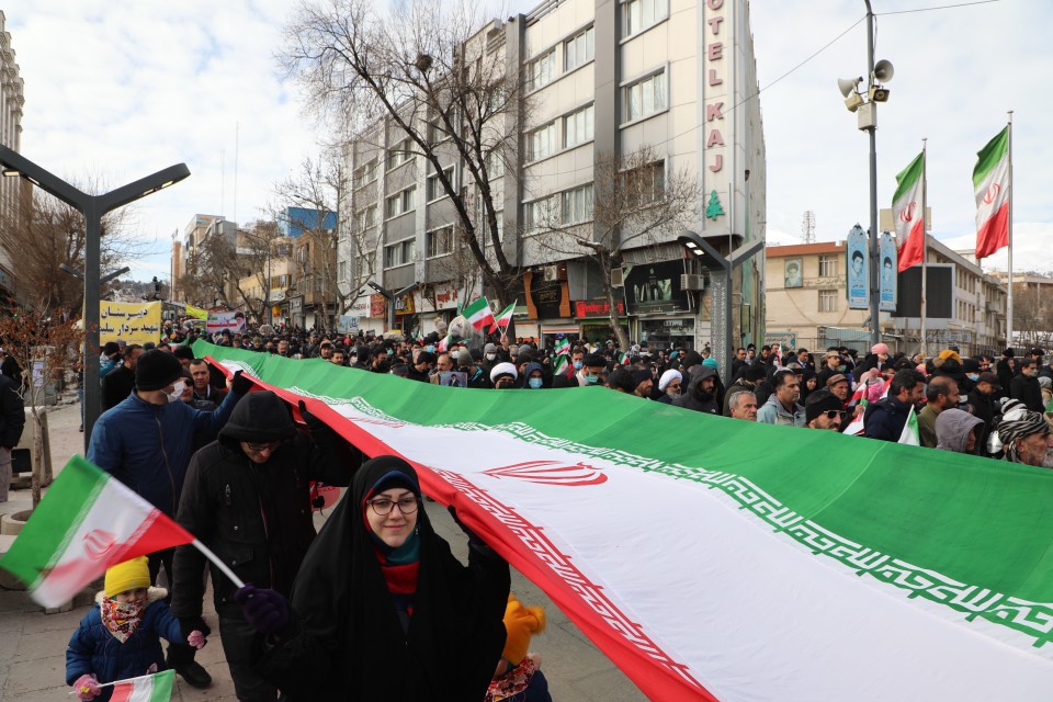 حضور پر شور مردم در جشن ۴۴ سالگی انقلاب اسلامی/ شعار «الله اکبر» در کردستان طنین‌انداز شد + عکس و فیلم