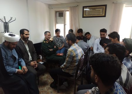 دیدار صمیمی دانشجویان با فرمانده سپاه کردستان؛ حرکت برای یک دانشجو سازنده است و سکون کاری از پیش نخواهد برد