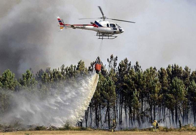 عملیات هوایی خاموش کردن آتش‌سوزی جنگل‌های مریوان آغاز شد+ فیلم