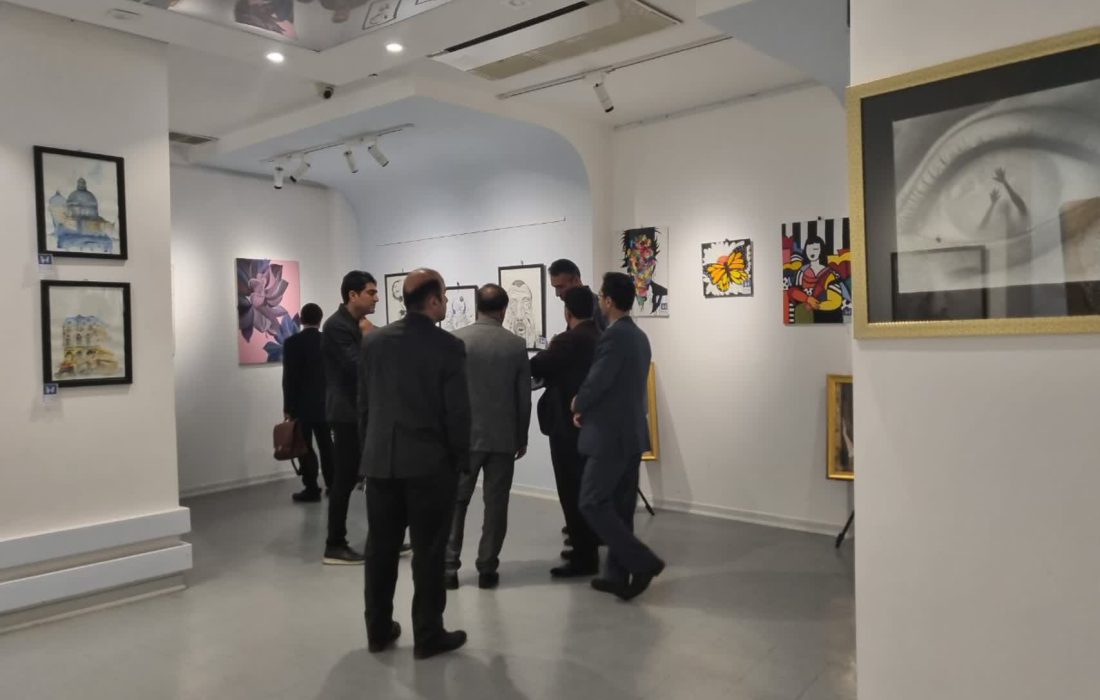 آثار هنری ۲۰ بانوی دیواندره‌ای با عنوان پروانه‌آبی در گالری سوره سنندج رونمایی شد
