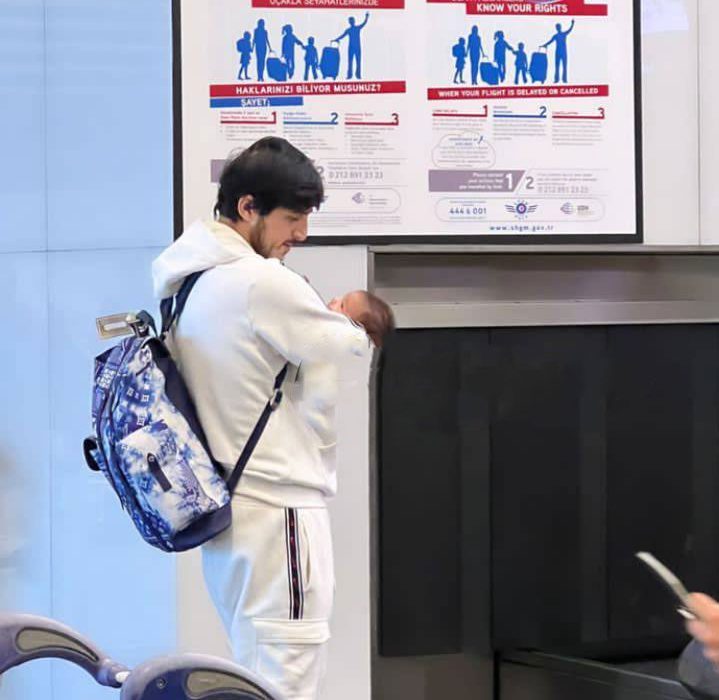 عکسی پنهانی که از سردار آزمون و فرزندش در فرودگاه گرفته شد