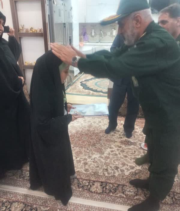 دیدار فرمانده سپاه کردستان با خانواده شهدای امنیت