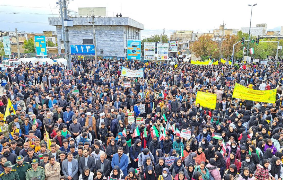 فریاد مردم کامیاران در راهپیمایی ۱۳ آبان بر سر استکبار+ تصویر