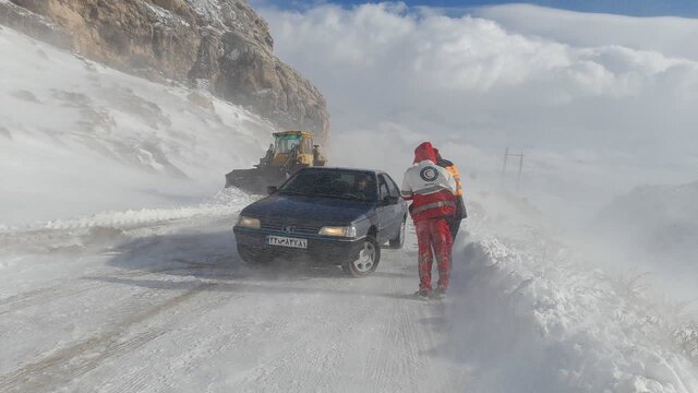 کمک به ۱۵ خودروی گرفتار در برف در کردستان