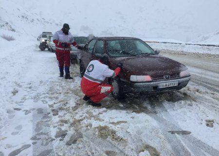 امدادرسانی به مسافران گرفتار شده در برف و کولاک