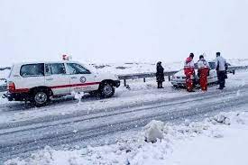 کمک رسانی به ۶۲۲ خودروی گرفتار در برف در محورهای کردستان