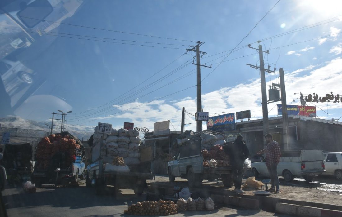 معابر شهر سنندج در تسخیر وانتی‌های میوه‌فروش