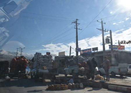 معابر شهر سنندج در تسخیر وانتی‌های میوه‌فروش