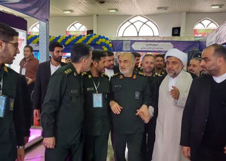 بازدید فرمانده کل سپاه پاسداران از غرفه نمایشگاه دستاوردهای ورزشی سپاه کردستان