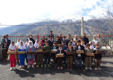 خیر ایرانی ساکن آمریکا دل دانش‌آموزان مدرسه‌ای در سروآباد را شادی کرد