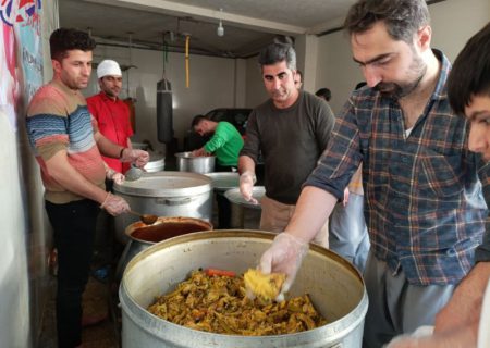توزیع هزار پرس غذای گرم در بین نیازمندان دهگلان+ عکس