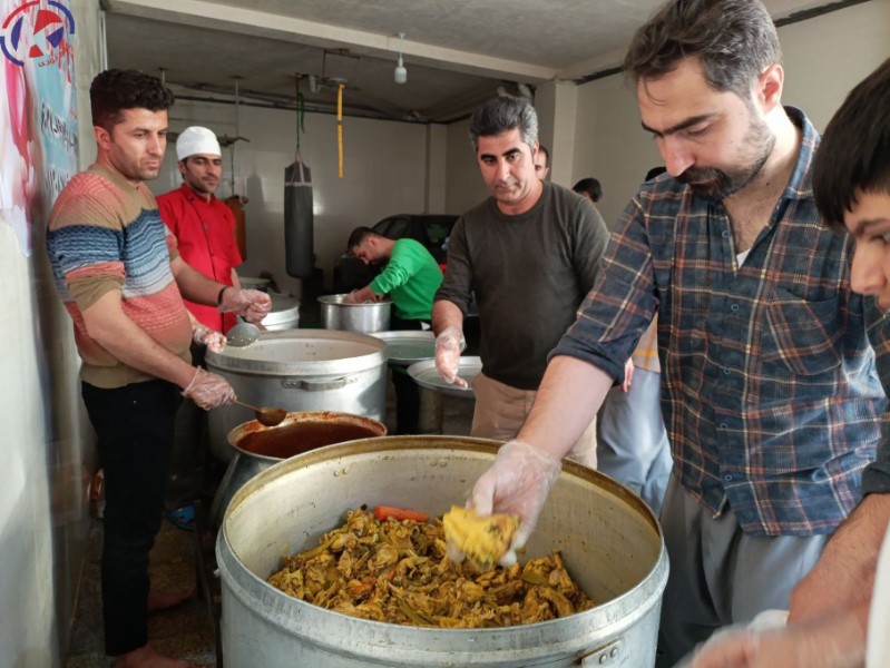 توزیع هزار پرس غذای گرم در بین نیازمندان دهگلان+ عکس